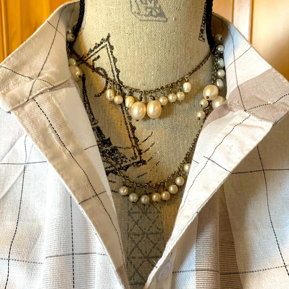 ❗️💲SALE💲❗️NWOT Light weight tunic + free necklace 🎁, warmer winter climates.